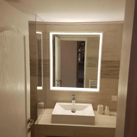 John Beauty 50m2, Metro And Acropolis 5' Daire *